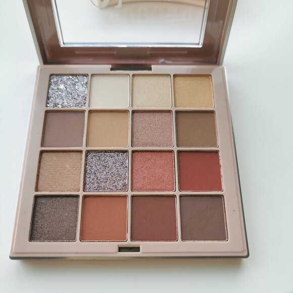 Nuview Cosmetics Cashmere Eyeshadow Palette 16 Colors - Picture 2 of 5
